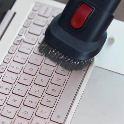 Aspirando un teclado de ordenador